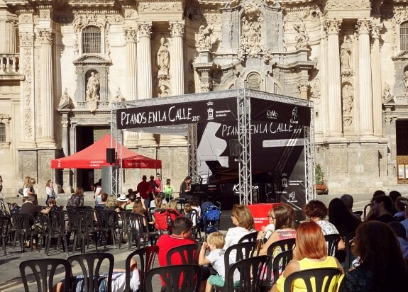 Fiesta de los 'Pianos en la Calle', el pasado sábado en la plaza Belluga de Murcia. :: E.R.