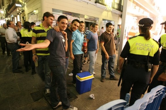 Control policial en uno de los accesos de la Plaza durante una reciente edición de Womad. :: hoy