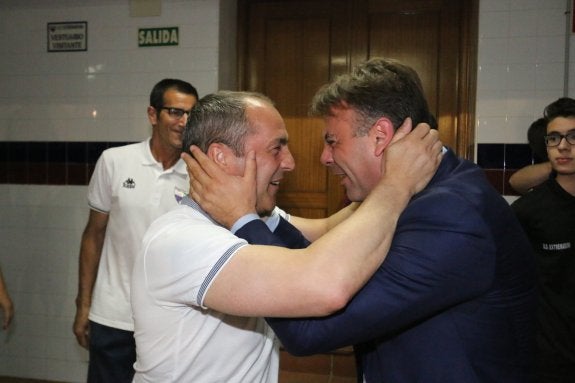 Juan Sabas y Manuel Franganillo celebran eufóricos la permanencia del Extremadura. :: JM Romero