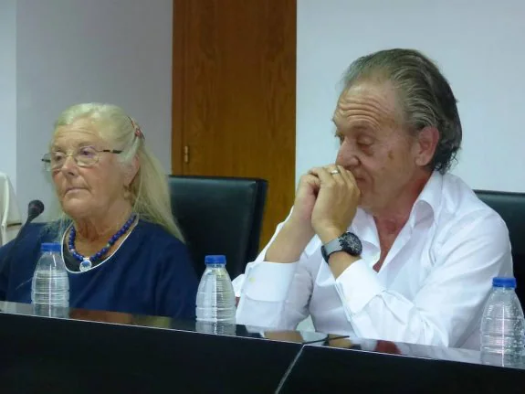 Agustín Carreño Toboso junto a Ángela Miguel en el Pleno. :: HOY