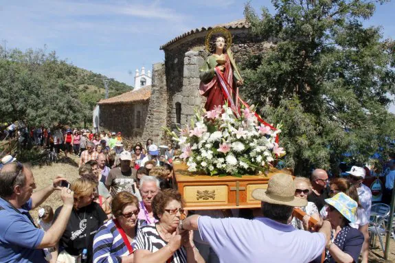 Procesión con la imagen de Santa Lucía. :: hoy