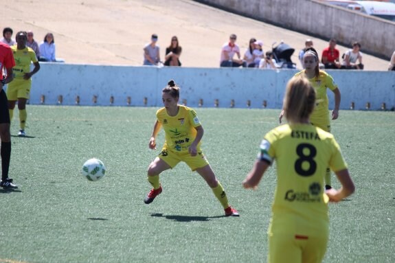 Martita intenta controlar el balón ante la mirada de la capitana Estefa. :: Santa Teresa