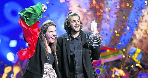 Salvador Sobral, junto a su hermana Luísa, levanta el galardón que le acredita como vencedor de  Eurovisión. :: efe