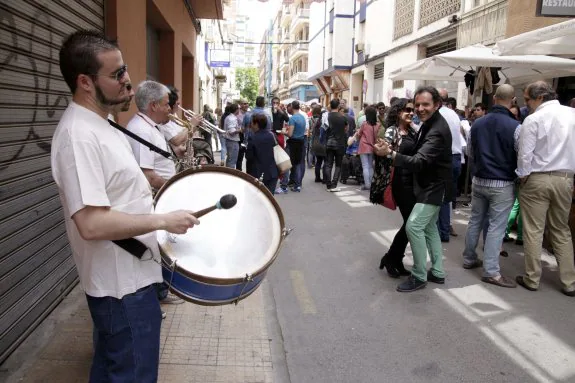 Una charanga anima la feria de día del año pasado en la calle Segura Sáez. :: hoy