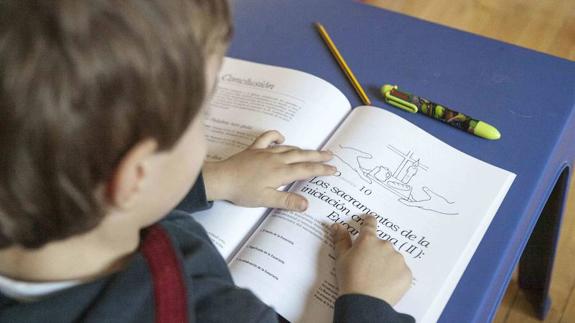 Un alumno con un libro de Religión