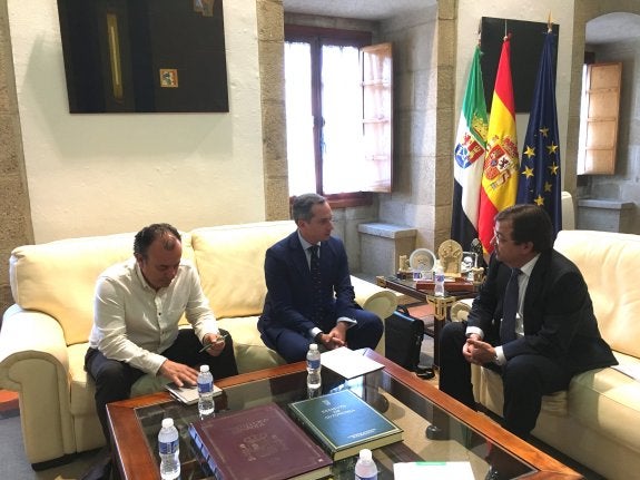Reunión de Vara con el presidente de la Federación. :: FEDEXCAZA