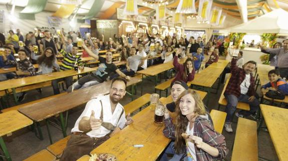 Primeros brindis con cerveza en la caseta de Oktoberfest:: L.C.