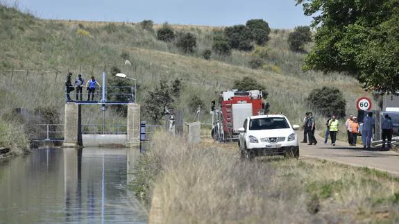 Bomberos y Guardia Civil, en el canal donde ha sido encontrado el cadáver:. J.V. ARNELAS