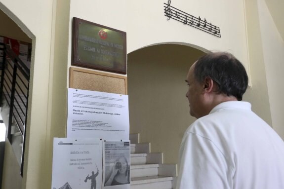 Un hombre se informa de los plazos en el Conservatorio. :: j. m. romero