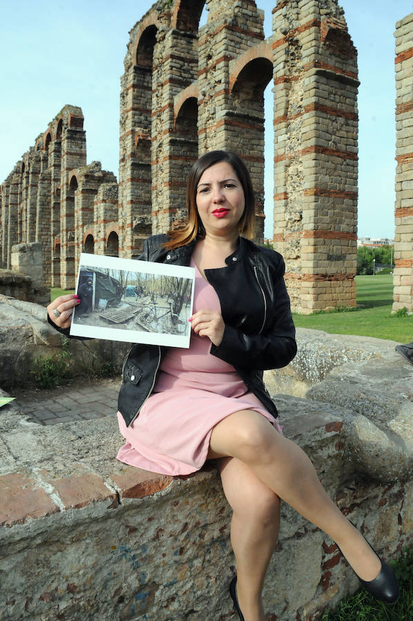 Virginia Domínguez muestra una foto imagen de un campo de refugiados:: BRÍGIDO