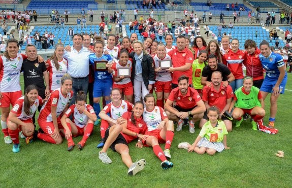 Bea Orellana, Vania y Chica, placa en mano, posan junto a sus compañeras, técnicos y directivos del Santa Teresa. :: Casimiro Moreno