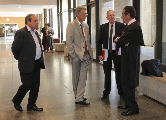 Juan Francisco Cerrato, José Villa y José Luis Viñuela a las puertas de la sala del juicio. :: j. m. romero