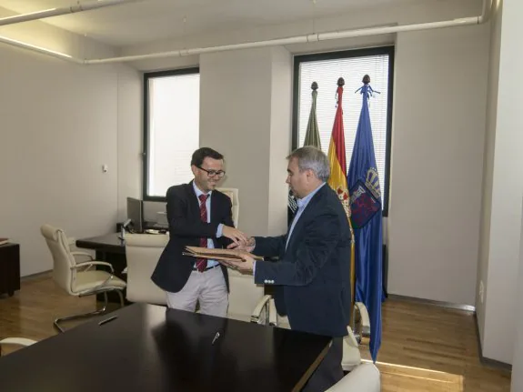 Gallardo y Fragoso, ayer, en el nuevo despacho del primero. :: pakopí