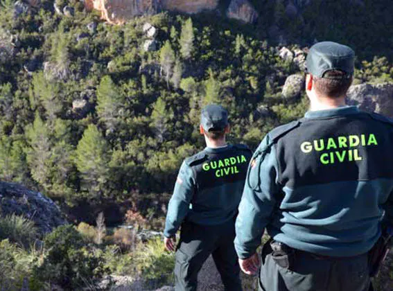Agentes que intervinieron en el rescate de la senderista accidentada en Navaconcejo:: HOY
