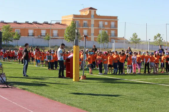 Alumnos del colegio Espronceda en sus Pequeolimpiadas. :: g. c.