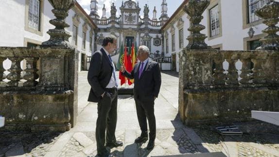 l presidente del Gobierno Mariano Rajoy (i), y el primer ministro luso, Antonio Acosta (d), ofrecen una rueda de prensa tras la XXIX Cumbre Luso-Española, en Vila Real, esta mañana en Portugal. 