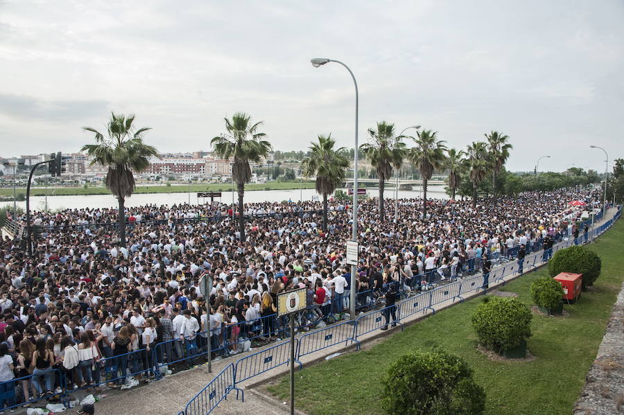 Público congregado junto a la Puerta de Palmas en la pasada edición de la fiesta de Los Palomos.:HOY