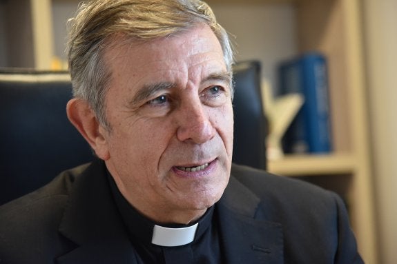 El nuevo obispo incluye en su escudo referencias a Ávila y Santa Teresa
