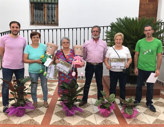 Los ganadores con el concejal y el coordinador de la UP. :: l. p.