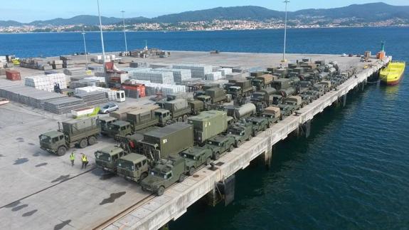 Embarcan en el puerto de Vigo los carros de combate 'Leopardo', junto con blindados 'Pizarro' y más vehículos y material del Ejército de Tierra