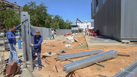 La empresa contratada por el Ayuntamiento fija el cerramiento metálico. :: 