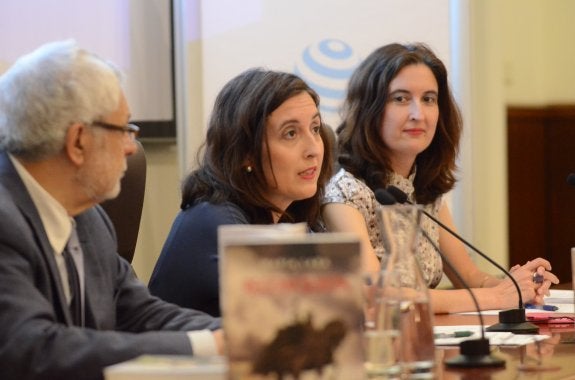 María y Laura Lara durante sus intervenciones ayer. :: c. moreno