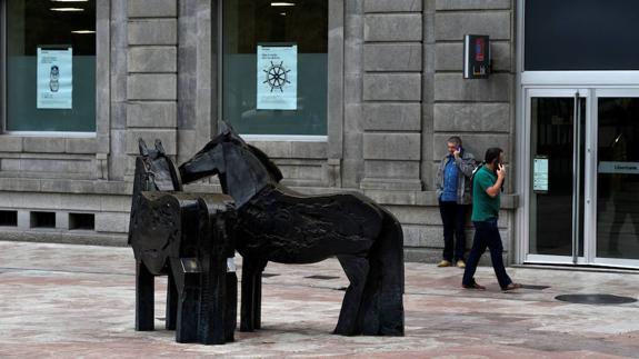 Liberbank salva una jornada crítica y cierra con una caída del 17%