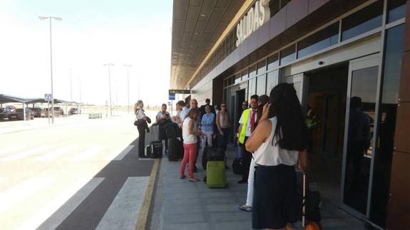Pasajeros en el aeropuerto de Talavera tras la cancelación de su vuelo.