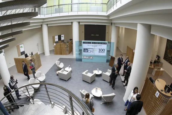 Una de las primeras oficinas de Liberbank en adaptarse al nuevo y moderno formato. :: luis palomeque
