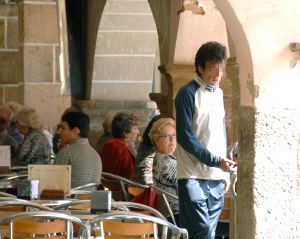 A partir de la una de la tarde comienzan a llegar los 'pedigüeños' a la Plaza y continúan pidiendo hasta la noche. / PALMA