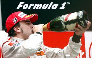 BRINDIS. Fernando Alonso fue el único que bebió champán ayer en Mclaren. / EFE