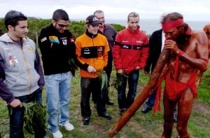 Mattia Pasini, Mika Kallio y Jorge Lorenzo observan a un indígena. / REUTERS