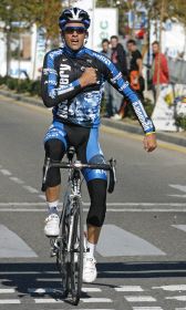 Contador festeja su triunfo en la meta de Boadilla. / EFE