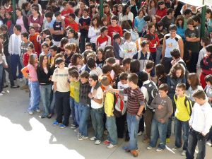 Concentración de apoyo a los dos profesores agredidos en Navalmoral el pasado octubre. / HOY