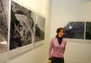 Joana Pimentel, junto a algunas de las obras que expone en el MEIAC. / EMILIO PIÑERO