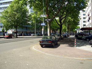 La famosa calle Mainzer, donde los coches se exponen en la calle. 		La imagen fue tomada por un extremeño que compró un coche de lujo. /HOY