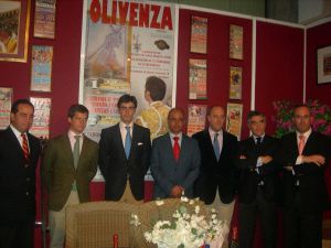 Toreros, empresarios y políticos en la presentación de la feria taurina oliventina en Sevilla.