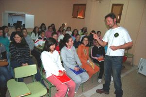 David Saniez imparte su charla sobre Monfragüe a los alumnos. / J. S. P.