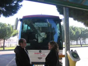 EN LA PARADA. Una pareja de viajeros espera la salida del autobús a Madrid en la estación de Talavera el pasado sábado 9 de febrero.  /  ESPERANZA RUBIO.
