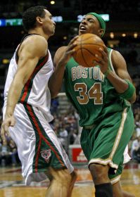 El jugador de Milwaukee Dan Gadzuric (i) le comete una falta a Paul Pierce de los Celtics de Boston. / EFE