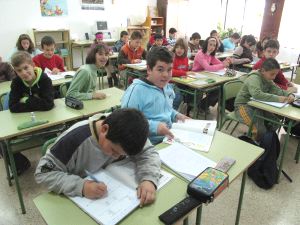 Alumnos del colegio Prácticas reciben sus clases en las aulas del IES Universidad Laboral. / LORENZO CORDERO