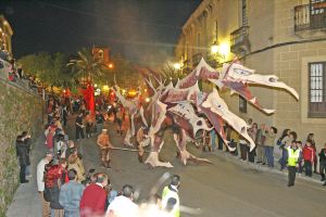El dragón paseó por el centro de Cáceres seguido atentamente por numeroso público. / LORENZO CORDERO