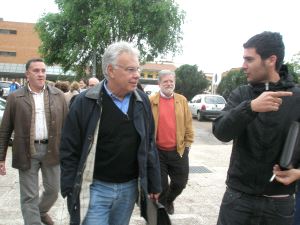 González entra con Rodríguez Ibarra en la Facultad de Educación de la Uex. / MARI PAZ MADRIGAL