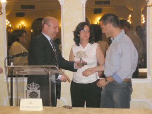 Trinidad recibe el premio de manos del primer teniente de alcalde. / E. G. R.