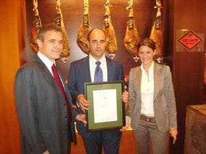 Cordero, en el centro, recibe un diploma de Aenor flanqueado por José María Orteu, de Argal, y Mónica Barroso, de Aenor. / HOY