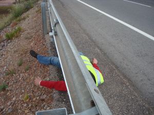 Kilómetro 1,100 de la carretera Cáceres-Badajoz; el cuerpo cabe bajo la nueva chapa. / HOY
