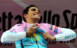 Contador se enfunda su 'maglia' de líder. / EFE