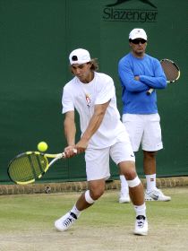 Nadal se entrena bajo la mirada de su tío y preparador, Toni Nadal. / EFE