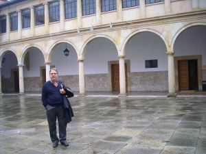 El autor del trabajo, Antonio Bueno, en el patio de la Universidad de Oviedo, de la que fue catedrático Fernando Pérez Bueno. / S. E.