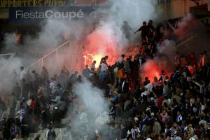 Bengalas lanzadas desde la tribuna superior cayeron en la grada del Estadio Olímpic LLuís Companys de Barcelona. / EFE